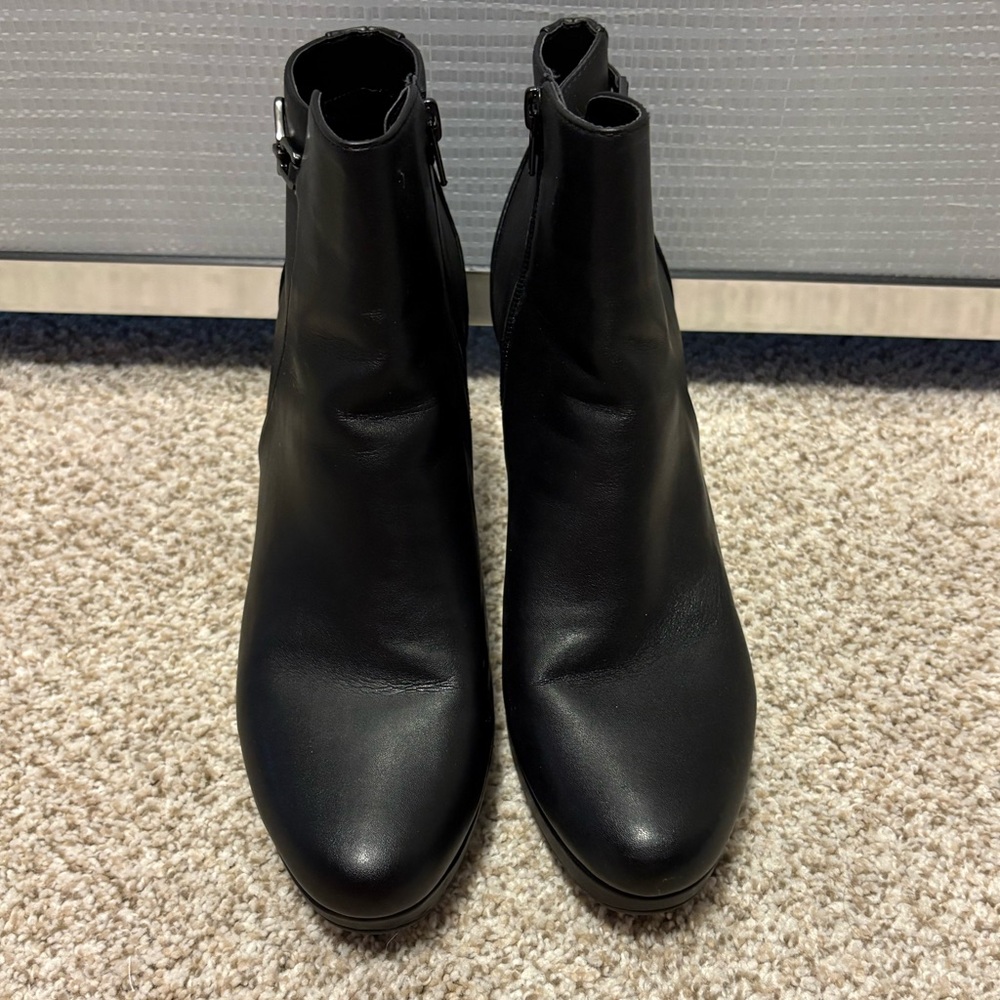 Naturalizer women 11M boot super cute! Only worn once!